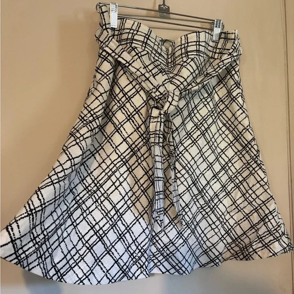 Linen Aline Black & White Skirt - Picture 2 of 4